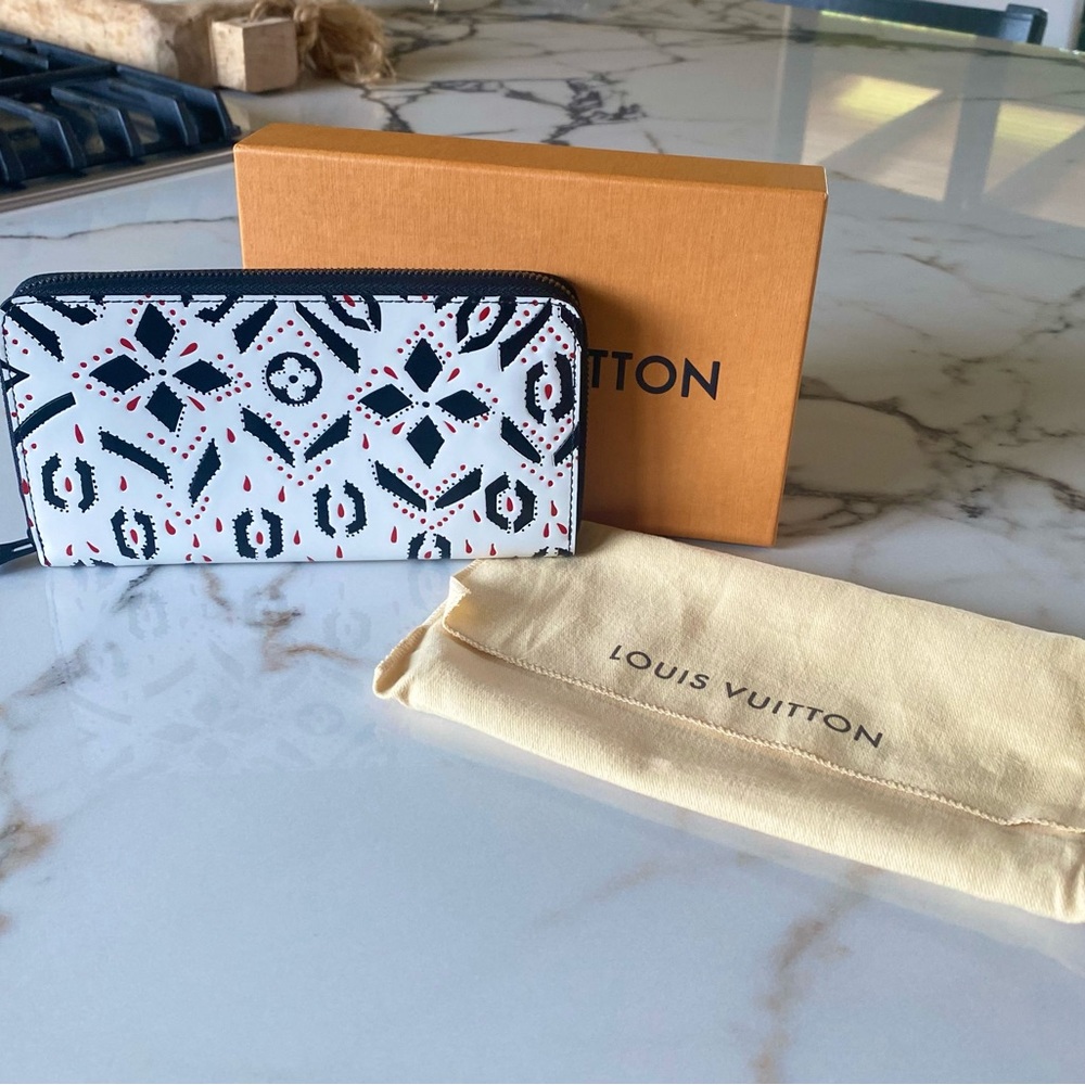 Louis Vuitton
2015 Leather Zippy Wallet